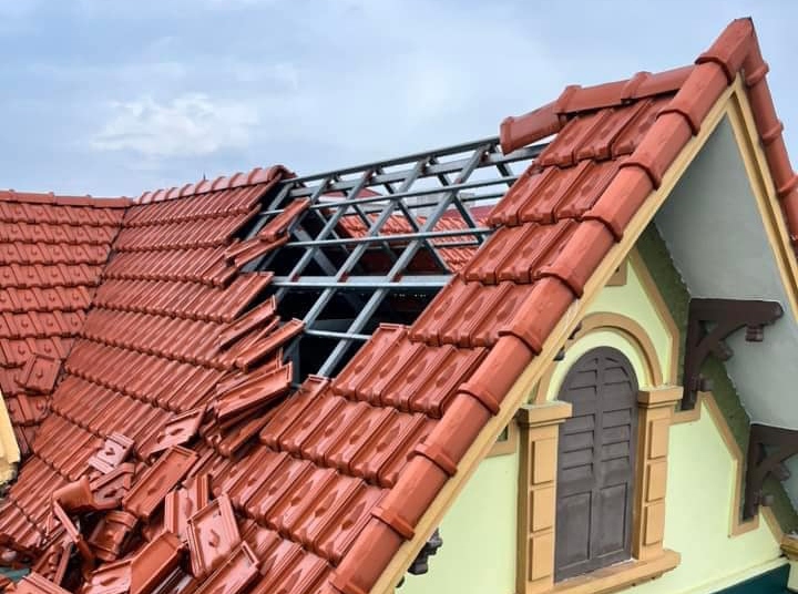 Giông lốc ở Quảng Ninh khiến hàng chục nhà dân bị tốc mái